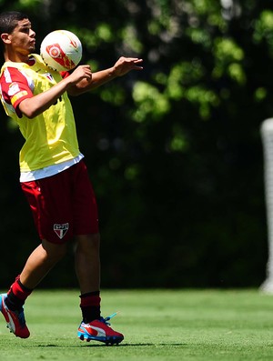 denilson são paulo treino (Foto: Marcos Ribolli / Globoesporte.com)