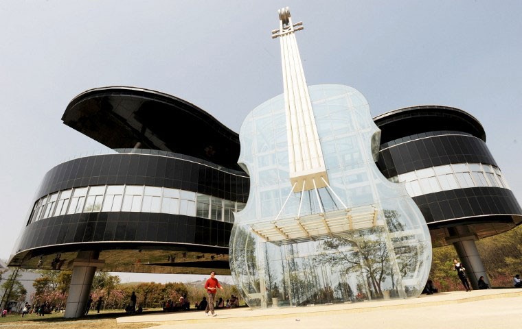 O Urban Planning Exhibition Hall, prédio em forma de piano e violino na China (Foto: STR/AFP)