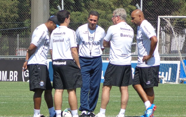 Luxa conversa com integrantes da comissão técnica do Grêmio (Foto: Hector Werlang/Globoesporte.com)