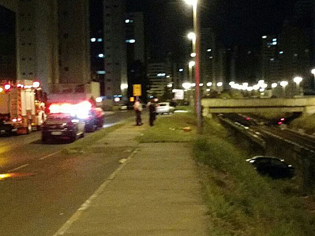 Carro batido contra cerca de proteção de trilhos do metrô no DF (Foto: Corpo de Bombeiros DF/Divulgação)