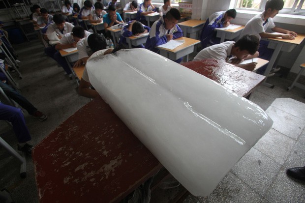 Barra de gelo virou 'ar condicionado improvisado' em sala de aula na China (Foto: AFP)