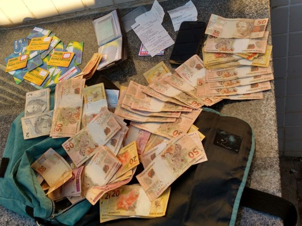 Dinheiro e cartões apreendidos pela polícia  (Foto: Divulgação/Polícia Militar)