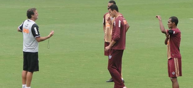 Cuca orienta jogadores durante treino (Foto: Fernando Martins)