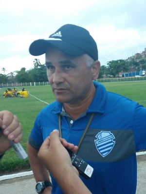 Oliveira Canindé, treinador do CSA (Foto: Augusto Oliveira / GloboEsporte.com)