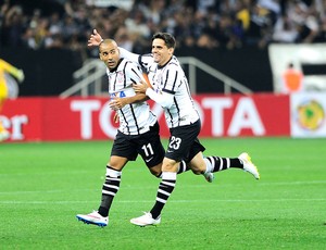 Redação AM: 4 a 0 do Timão tem pintura, calcanhar e corneta em gol