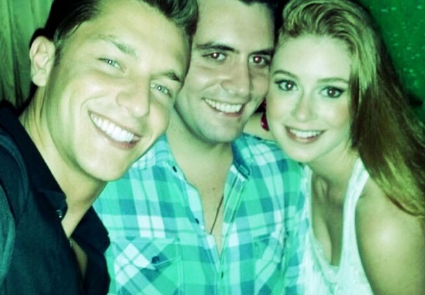 O casal Klebber Toledo e Marina Ruy Barbosa entre o aniversariante Felipe Carauta (Foto: Instagram) O casal Klebber Toledo e Marina Ruy Barbosa entre o aniversariante Felipe Carauta (Foto: Instagram)
