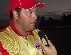Roberto Fernandes, treinador do América-RN (Foto: Matheus Magalhães/GLOBOESPORTE.COM)