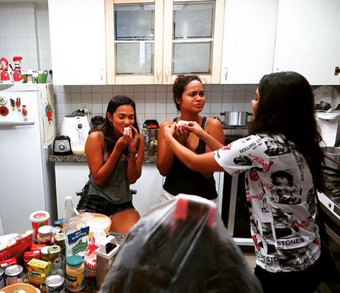 Lucy Alves 'briga' por tapioca com as irmãs Laryssa e Lizete (Foto: Arquivo Pessoal)