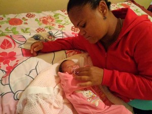 Maria Aparecida com a filha  Emilly Kauany  (Foto: Maria Aparecida da Silva Santos/Arquivo pessoal)