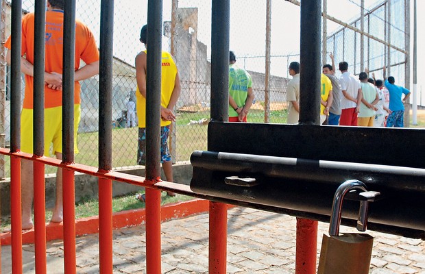 SUPERLOTAÇÃO Internos no presídio de Alcaçuz. São 800 presos num lugar onde caberiam, no máximo, 600 (Foto: Carlos Santos/DN/D.A Press)