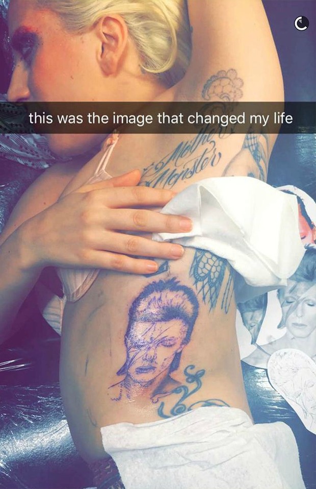 Lady Gaga homenageia David Bowie com tatuagem (Foto: Twitter / Reprodução)