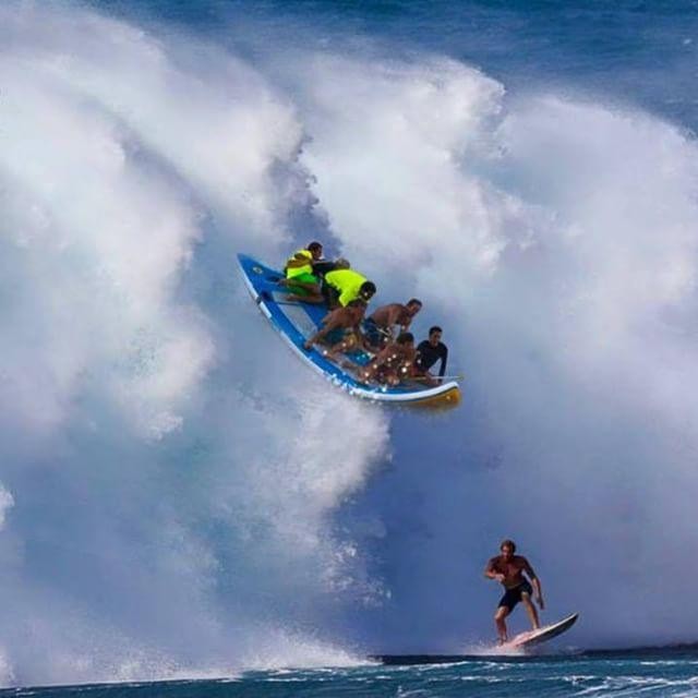 Jamie O'Brien surfa onda grande e quase é atropelado por canoa havaiana (Foto: Reprodução/Instagram)