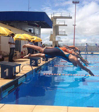Atletas pulam na piscina para a 3ª Copa Roraima de Natação (Foto: Ivonísio Júnior)