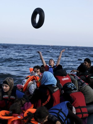 Refugiado comemora ao chegar a ilha de Lesbos; veja imagens do dia (REUTERS/Alkis Konstantinidis)