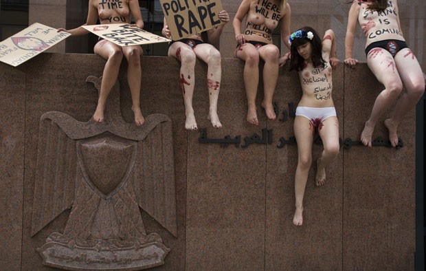 A ativista egípcia Alia El Mahdi (2ª à direita) participa de protesto do Femen em Berlim (Foto: Thomas Peter/Reuters)