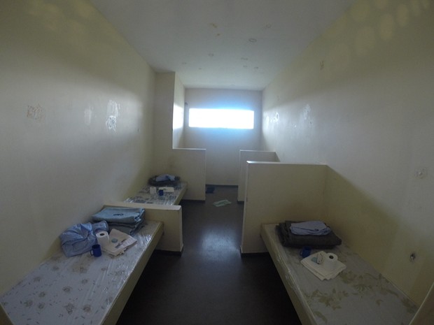 Nas celas cabem três presos, que compartilham o banheiro (Foto: Tony Matoso/RPC)