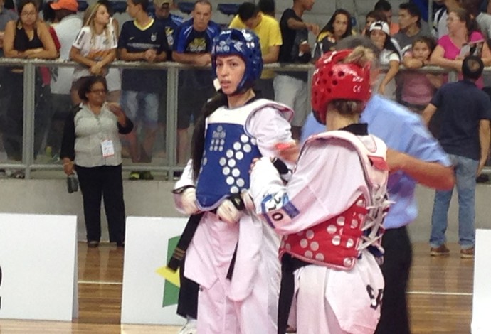 Leonor (de azul) participando da seletiva do taekwondo em Santos (Foto: João Paulo Ribeiro de Castro )