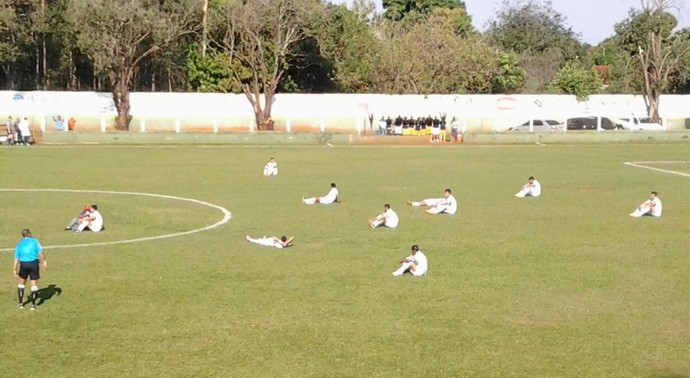 Jogadores do Itaporã sentam-se no gramado do Chavinha como forma de protesto (Foto: Marcos Ribeiro/TV Morena)