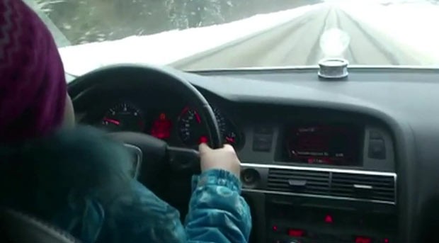 Pais filmam menina de 8 anos dirigindo a 100 km/h na Rússia (Foto: BBC)