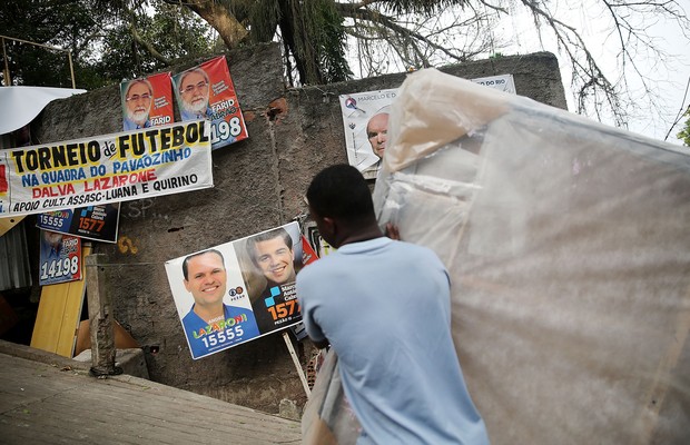 cartazes eleitorais na favela do Cantagalo, no Rio de Janeiro (Foto: Mario Tama/Getty Images)