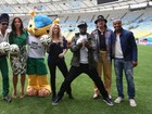 Ivete Sangalo e Shakira posam com Fuleco no Maracanã