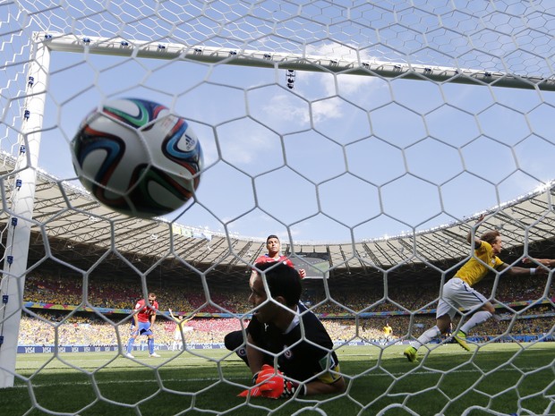 David Luiz comemora gol do Brasil contra o Chile pelas oitavas de final da Copa do Mundo (Foto: Martin Meissner/AP)