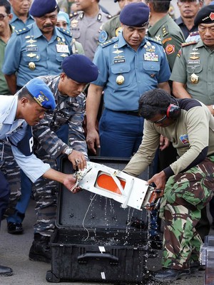 Avião da AirAsia pode ter sofrido explosão antes de cair no mar (Darren Whiteside/Reuters)