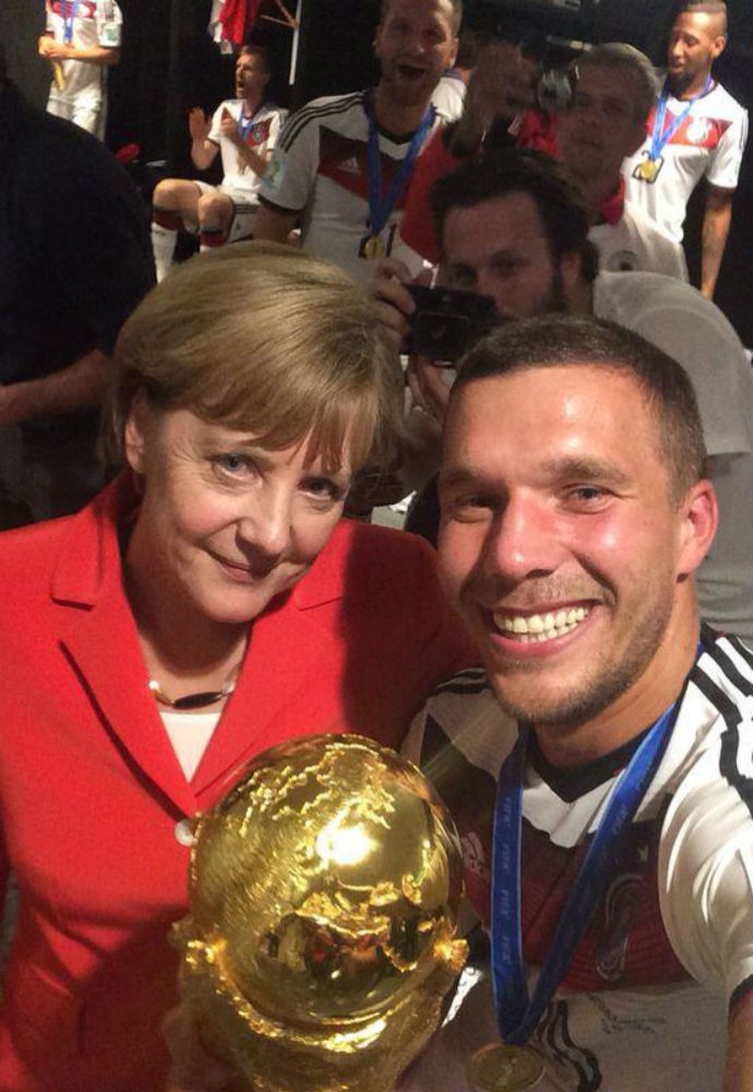 Podolski ao lado de Angela Merkel nos vestiários do Maracanã (Foto: Reprodução/Twitter)