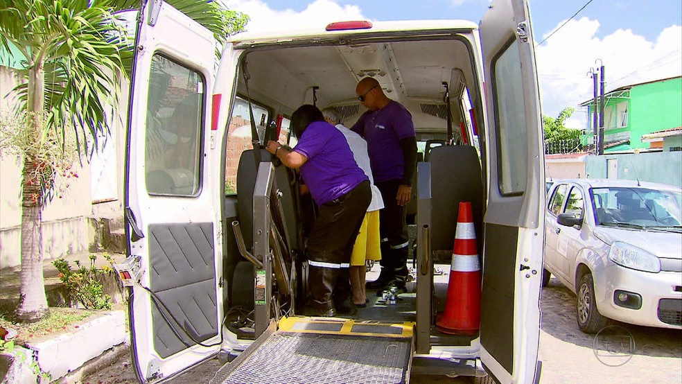 Idosos que estavam em abrigo interditado foram transferidos em Abreu e LIma, no Grande Recife (Foto: Reprodu&ccedil;&atilde;o TV Globo)