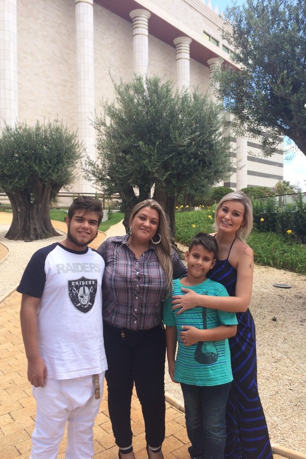 Andressa Urach com a família no templo da igreja em São Paulo (Foto: Divulgação)