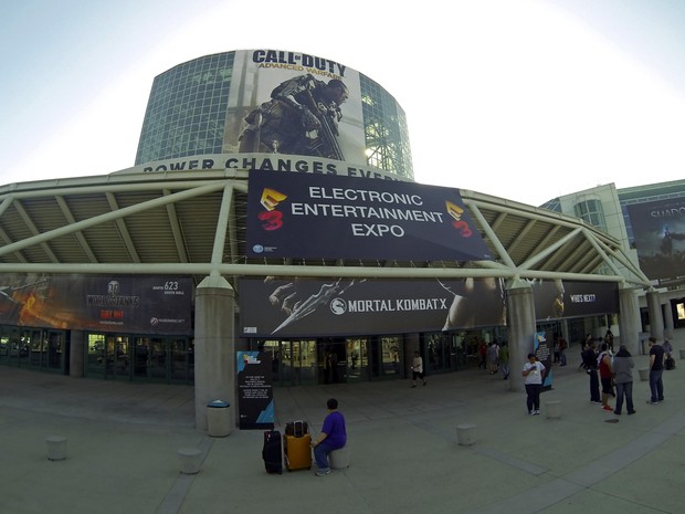 8/6: Entrada principal do Los Angeles Convention Center, palco da E3 2014, tem destaque para 'Call of Duty: Advanced Warfare' (Foto: Bruno Araujo/G1)