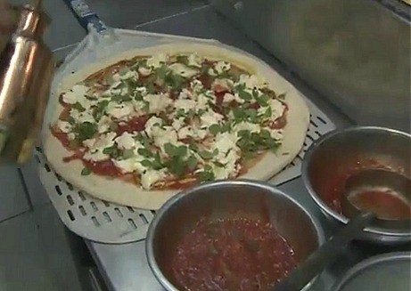 Equipe acompanha o preparo de uma legítima pizza italiana (Foto: Amazônia Tv)