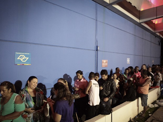Consumidores passam a madrugada em fila de loja na Marginal Tietê, em São Paulo (Foto: Caio Kenji/G1)
