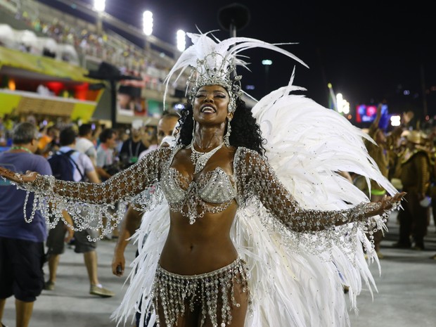 Cris Viana acenou para o público nas arquibancadas (Foto: Rodrigo Gorosito / G1)