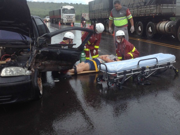 Mulher ferida após colisão entre dois carros na BR-163 em Campo Grande recebe atendimento (Foto: Maria Caroline Palieraqui/G1 MS)