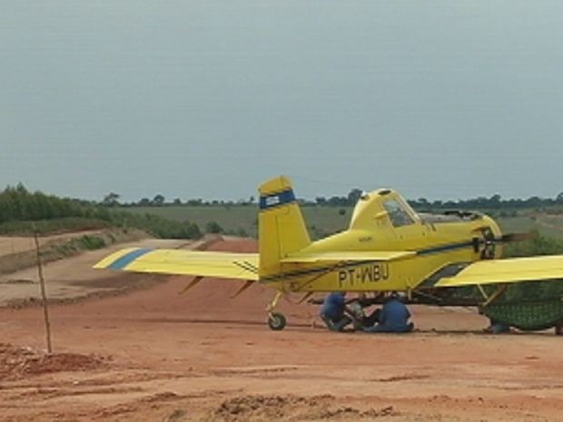 Pista é usada para pouso e decolagens de avião agrícola em Anhembi.  (Foto: reprodução/ TV Tem )