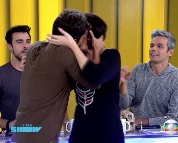 Bruno Gagliasso invade Vídeo Show e ensina beijo técnico a Monica Iozzi (Foto: TV Globo)
