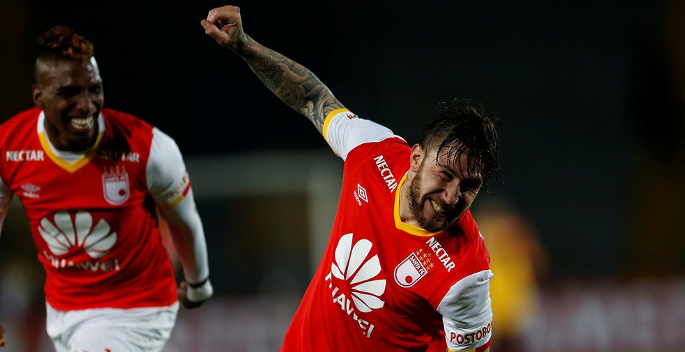 Gómez (direita) joga no colombiano Santa Fe (Foto: Jaime Saldarriaga/Reuters)