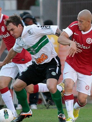 Oscar Willian e Nei Internacional x Coritiba (Foto: Neco Varella / Ag. Estado)