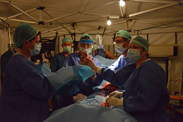 Bebê nasceu nesta quarta-feira (29) em hospital de campanha montado por israelenses no Nepal após o forte terremoto que atingiu o país (Foto: Gadi Yampel / IDF) Bebê nasceu nesta quarta-feira (29) em hospital de campanha montado por israelenses no Nepal após o forte terremoto que atingiu o país (Foto: Gadi Yampel / IDF)