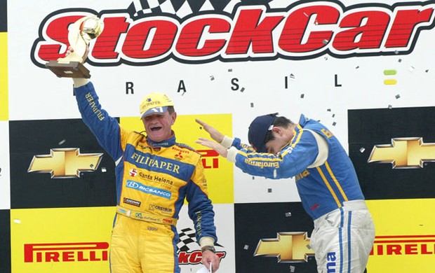 Na corrida em que conquistou seu primeiro título, em 2006, Cacá Bueno reverenciou o vencedor, Ingo Hoffmann (Foto: Duda Bairros/ Stock Car)