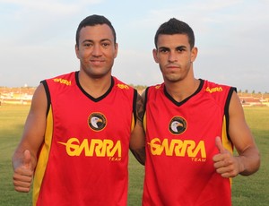 Marcel (esq.) e Joel, novos jogadores do Globo FC (Foto: Kaline Rodrigues/Divulgação)
