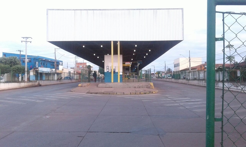 Sem ônibus em circulação, terminais amanheceram vazios na Grande Cuiabá (Foto: Marcelo Martins/TVCA)