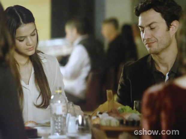 Laerte não gosta de ver Luiza não atendendo ao telefone (Foto: Em Família/TV Globo)