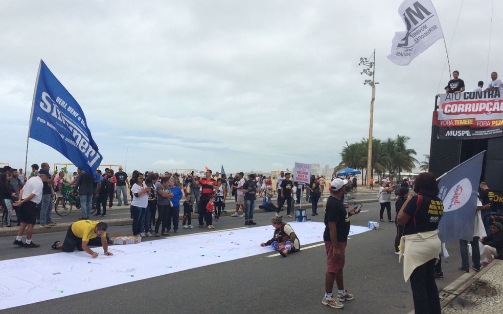 Manifestantes se reuniram na orla de Copacabana, no Rio de Janeiro, em ato contra a corrupção  (Foto: Matheus Rodrigues/G1)