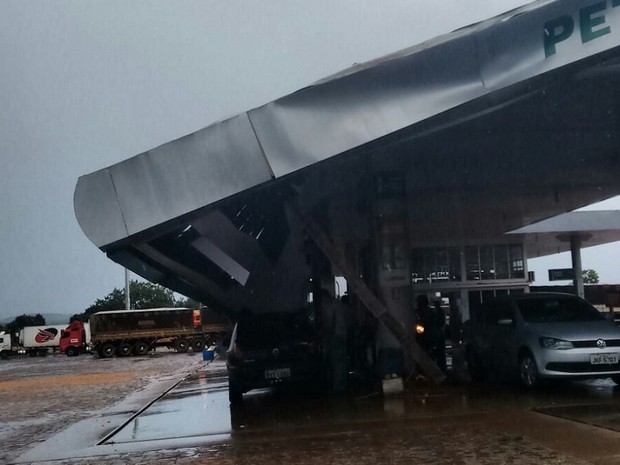 Teto de posto de combustível em Aguiarnópolis (Foto: Arquivo Pessoal)