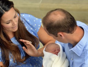 Príncipe William e bebê real (Foto: Agência Reuters)