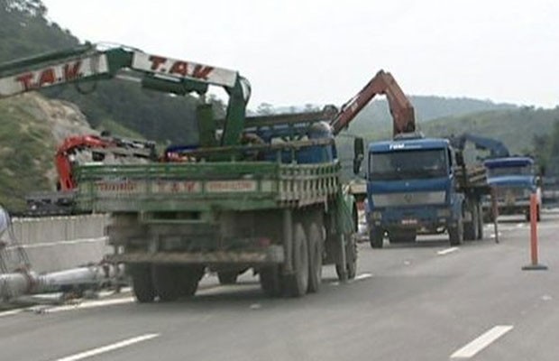 Caminhão durante obras no trecho Sul do Rodoanel (Foto: TV Globo/Reprodução)