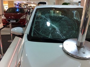 Carro em exibição no Shopping Paulista teve o vidro quebrado (Foto: Ana Carolina Moreno/G1)