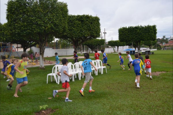 Crianças brincam de 'dança das cadieras' (Foto: Andréia Machado/G1)